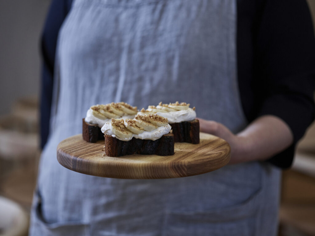 Banaanileivoksia puutarjottimella