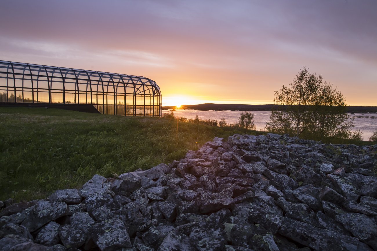 Arktikumin lasiputki kesäillassa