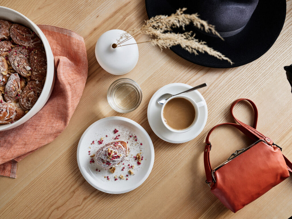 Pöydällä leivoksia ja kahvia