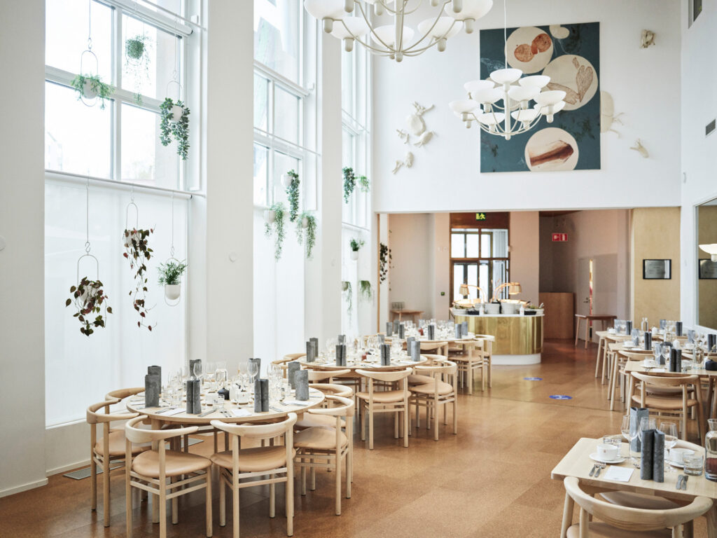 Arktikum Cafén tilassa katettuja pöytiä