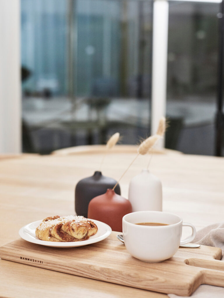 Korvapuusti ja kahvi puutarjottimella