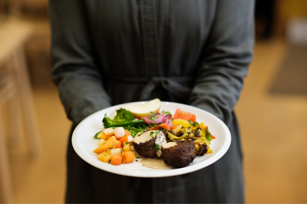 Värikäs lounas lautasella