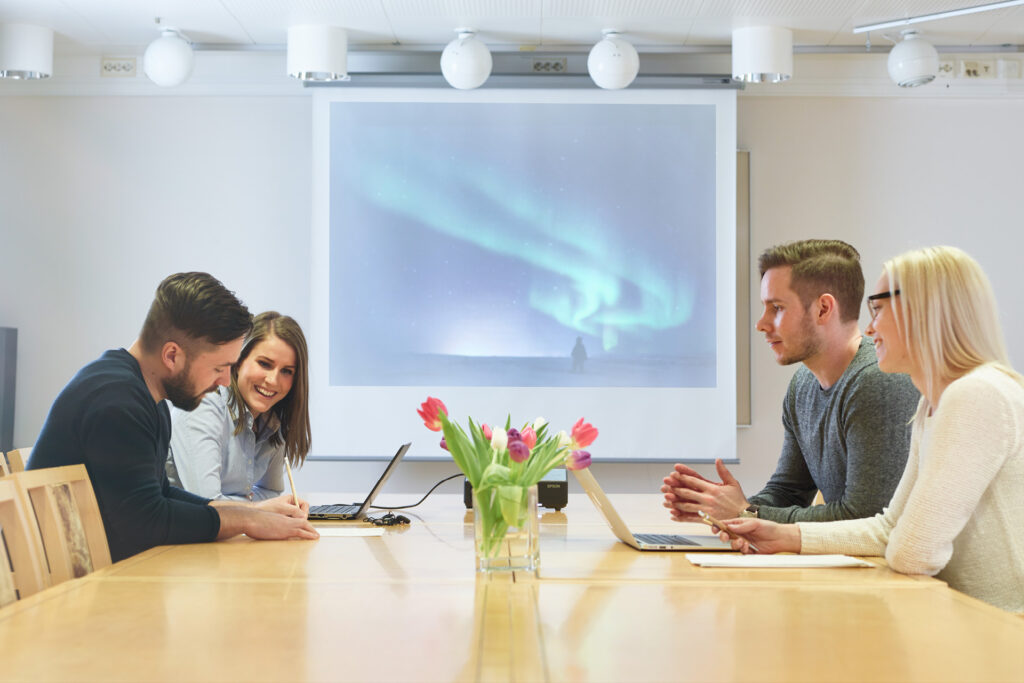 Kieppi-kokoustilassa ihmisiä palaverissa