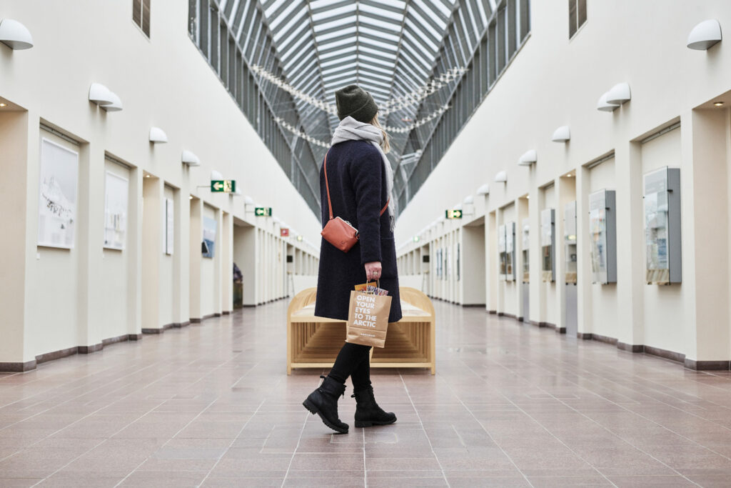 Vierailija Arktikum Shopissa