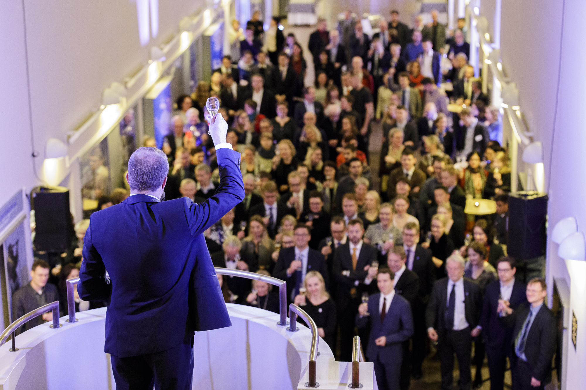 Lämpiö täynnä ihmisiä