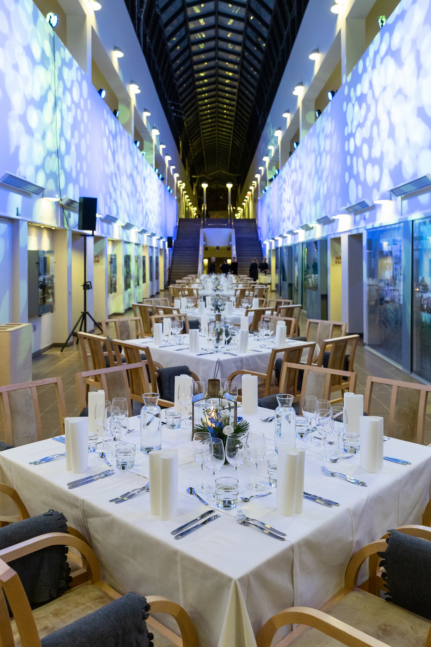 Lämpiö pödyät katettuina ja valoheijastukset seinillä