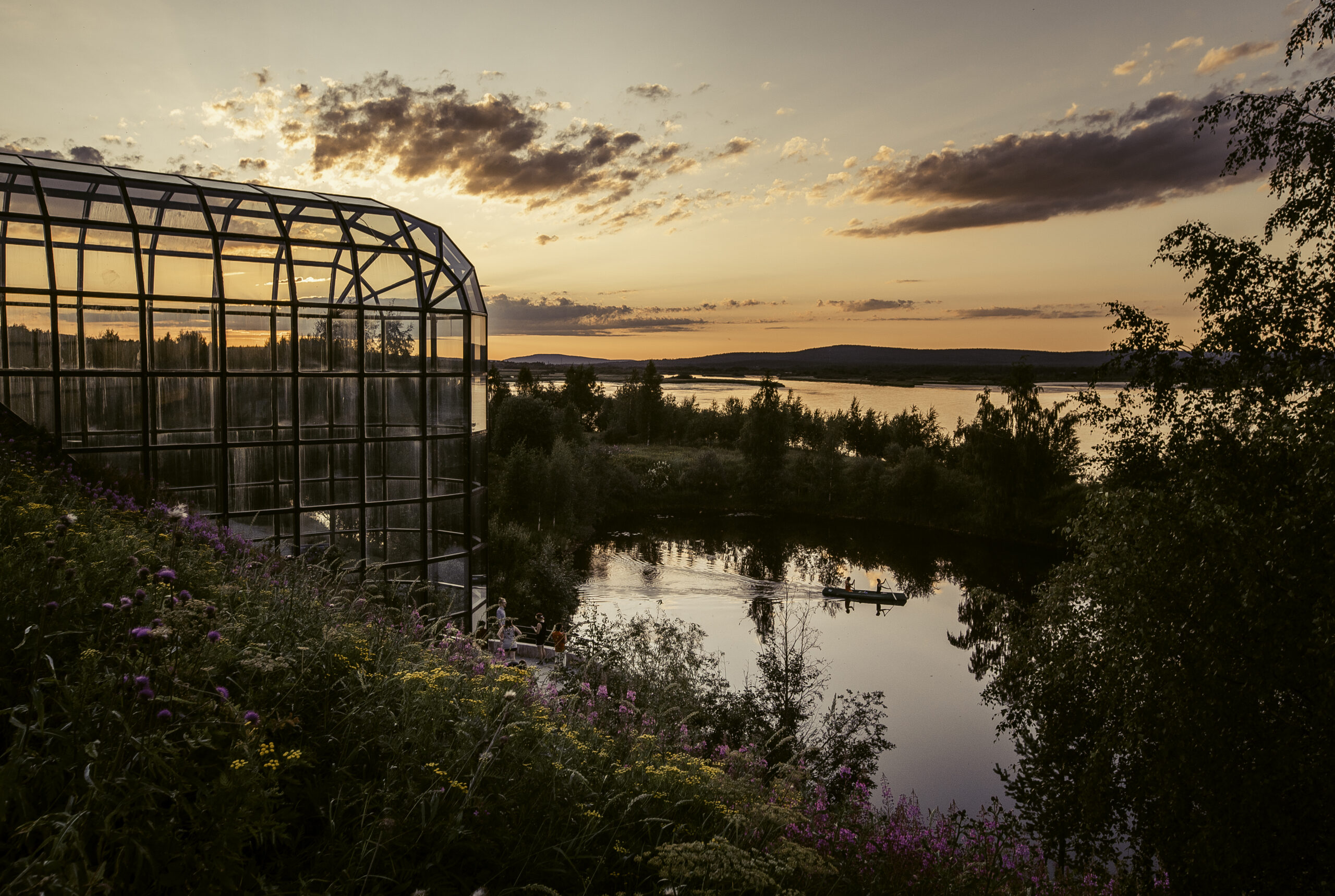 Lasiputki kesäiltana.