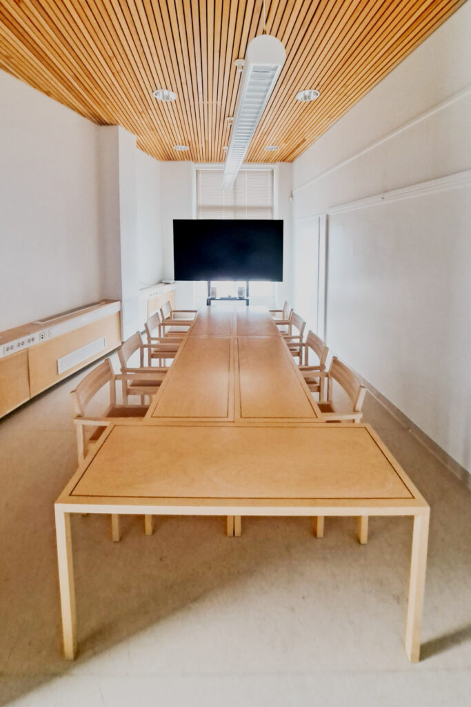 Petsamo-kokoustilassa näyttö ja paikat kymmenelle