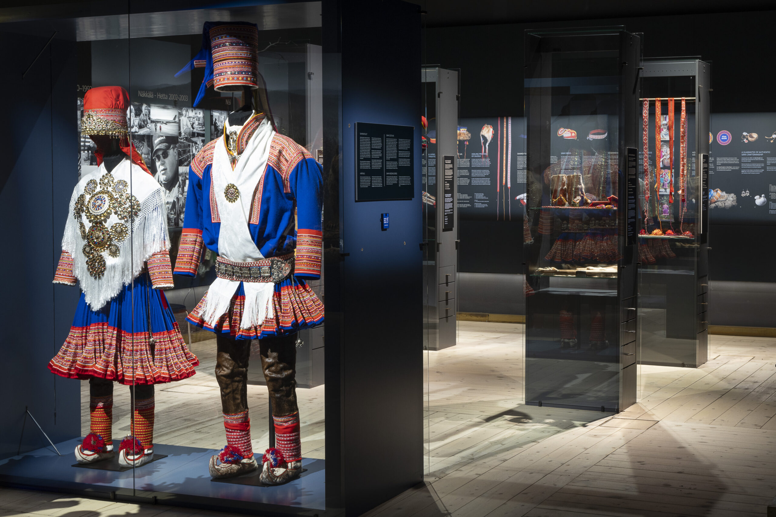 Saamelaispuvut näyttelytilassa.